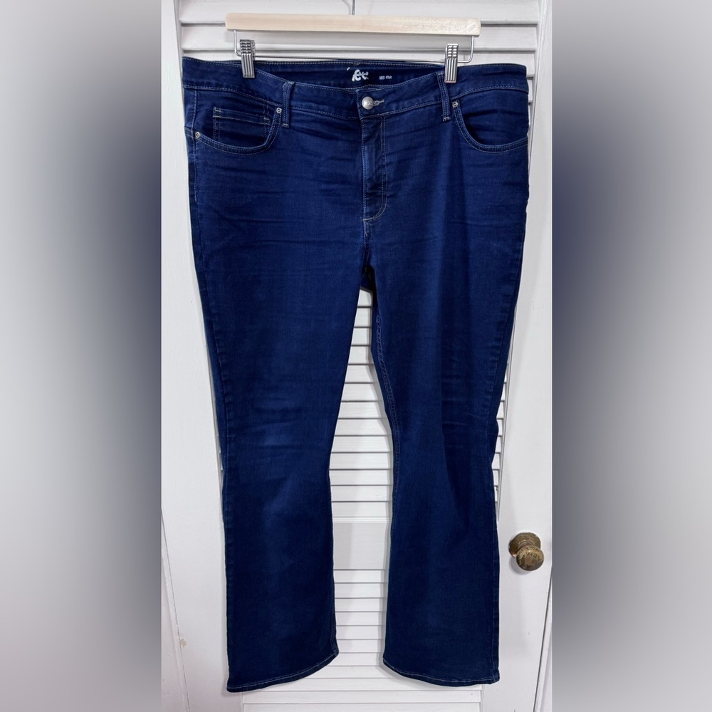 Size 18 Lee Slim Fit Boot cut jeans. Excellent used condition.